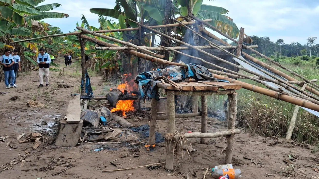 Durante la intervención se hallaron e incautaron máquinas y enseres empleados en actividades ilícitas, además de evidencias de daño a bosques y humedales en la zona afectada. (Foto: Difusión)