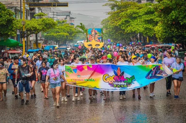 El recorrido culminó en Playa Tingo, donde las delegaciones participaron en el concurso de danzas de la selva ante un público que permaneció pese a la lluvia. (Foto: Difusión)