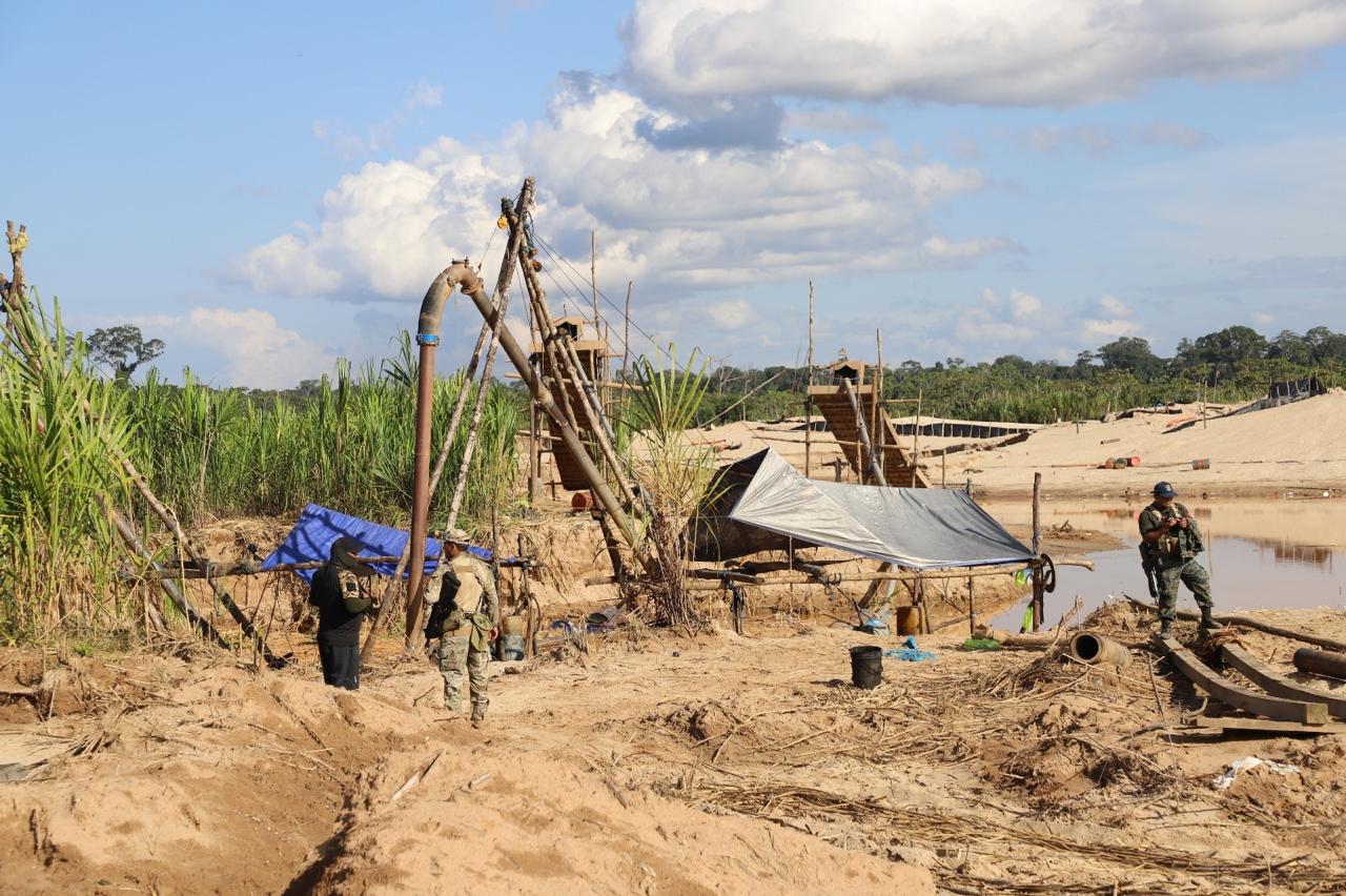 La minería ilegal no solo destruye ecosistemas, sino que también fomenta delitos como la trata de personas y amenaza la seguridad de las comunidades locales y de los guardaparques. (Foto: DIfusión)