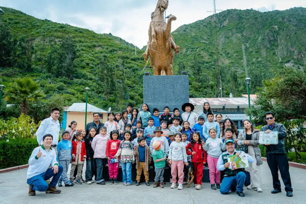 Apurímac- Escolares bautizan como _Asirimaru_ al oso andino que recorre Aymaraes_3