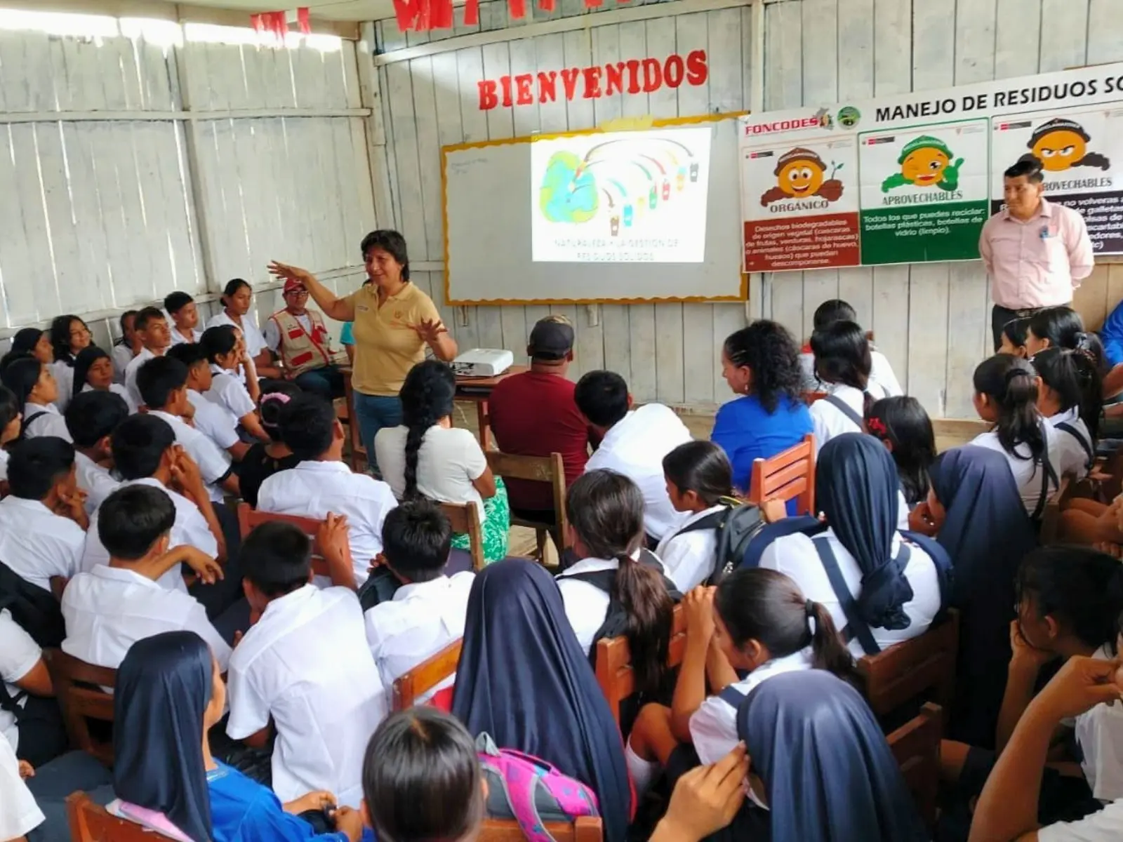 El IIAP, el NEC San Pablo y Foncodes capacitaron a ocho comunidades en el manejo y la segregación de residuos sólidos. (Foto: Difusión)
