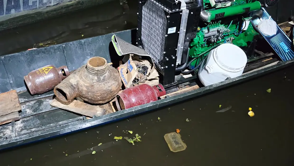 Durante la intervención se hallaron motores y accesorios destinados al ensamblaje de dragas, equipos utilizados para extraer minerales de forma ilícita y que generan graves daños en los ecosistemas amazónicos. (Foto: Difusión)