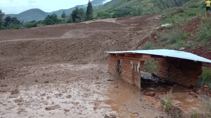 Más de 100 familias resultaron damnificadas y al menos 20 viviendas quedaron inhabitables tras el huaico en Pacaypampa. (Foto: Inforegión)