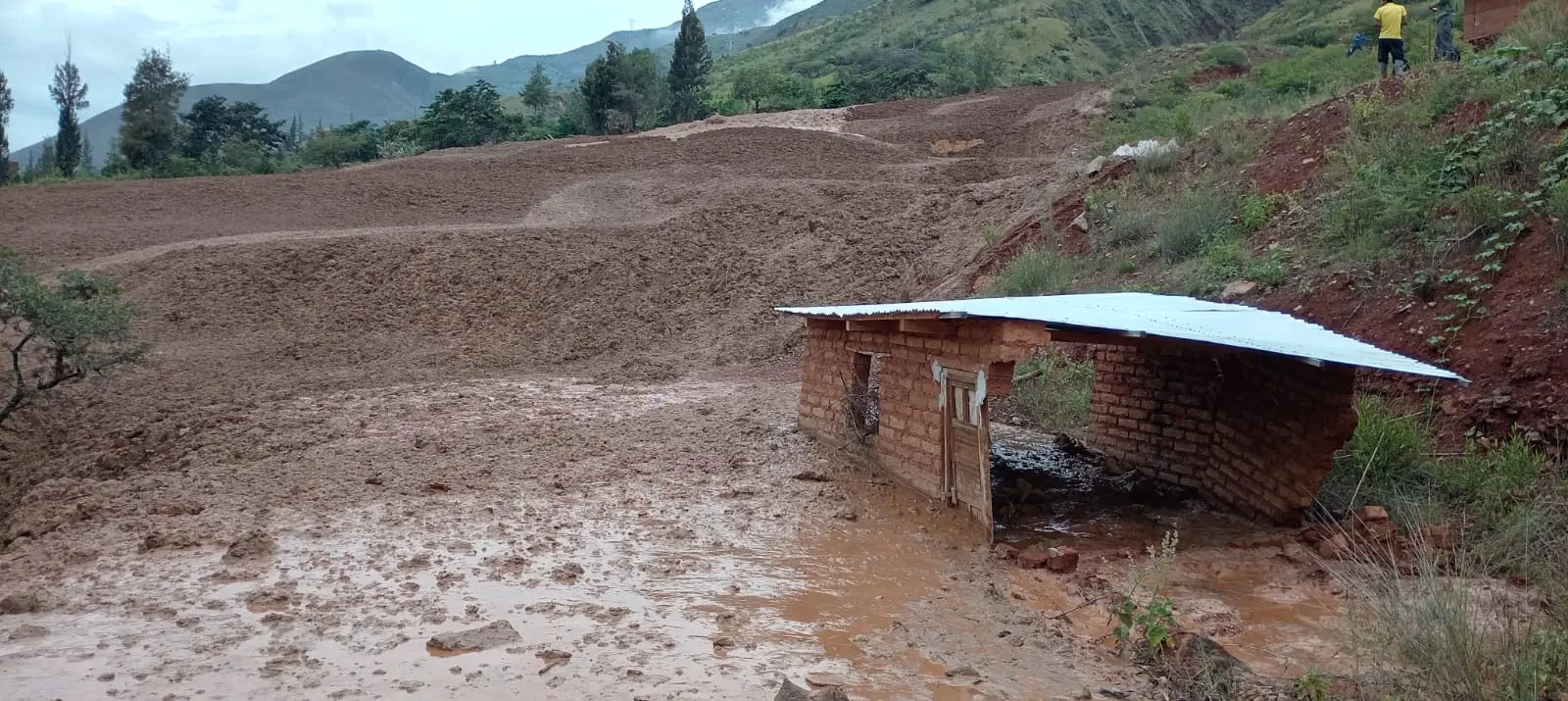 Más de 100 familias resultaron damnificadas y al menos 20 viviendas quedaron inhabitables tras el huaico en Pacaypampa. (Foto: Inforegión)