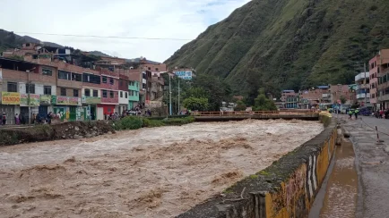 "Año tras año, el canal de captación de agua potable se desborda y colapsa sin que se implementen soluciones estructurales para evitar nuevas emergencias", denuncia Humberto Vaca Estrada, presidente de la junta vecinal San Francisco. (Foto: Inforegión)