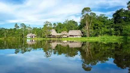 En amplias zonas del país, las radios funcionan solo como repetidoras de Lima o están bajo control municipal, priorizando agendas publicitarias y careciendo de espacios de noticias comunitarias. (Foto: Difusión)